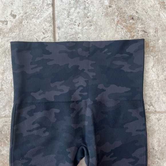 SPANX 'Look at Me Now' Seamless Camo Leggings, Size S - Picture 5 of 7
